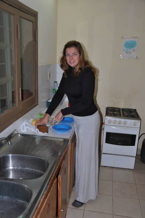 Preparando nosso lanche (pão preto alemão com manteiga e queijo) no chalé de visitantes do P.N Ten. Agripino Enciso, no Chaco paraguaio.